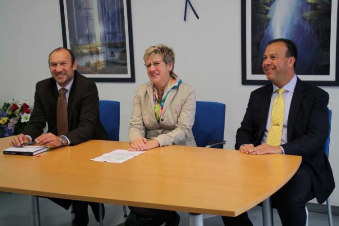 Bürgermeisterin Felicitas Kubala stellt den neuen Bezirksleiter Walter McDavid (r.) offiziell vor